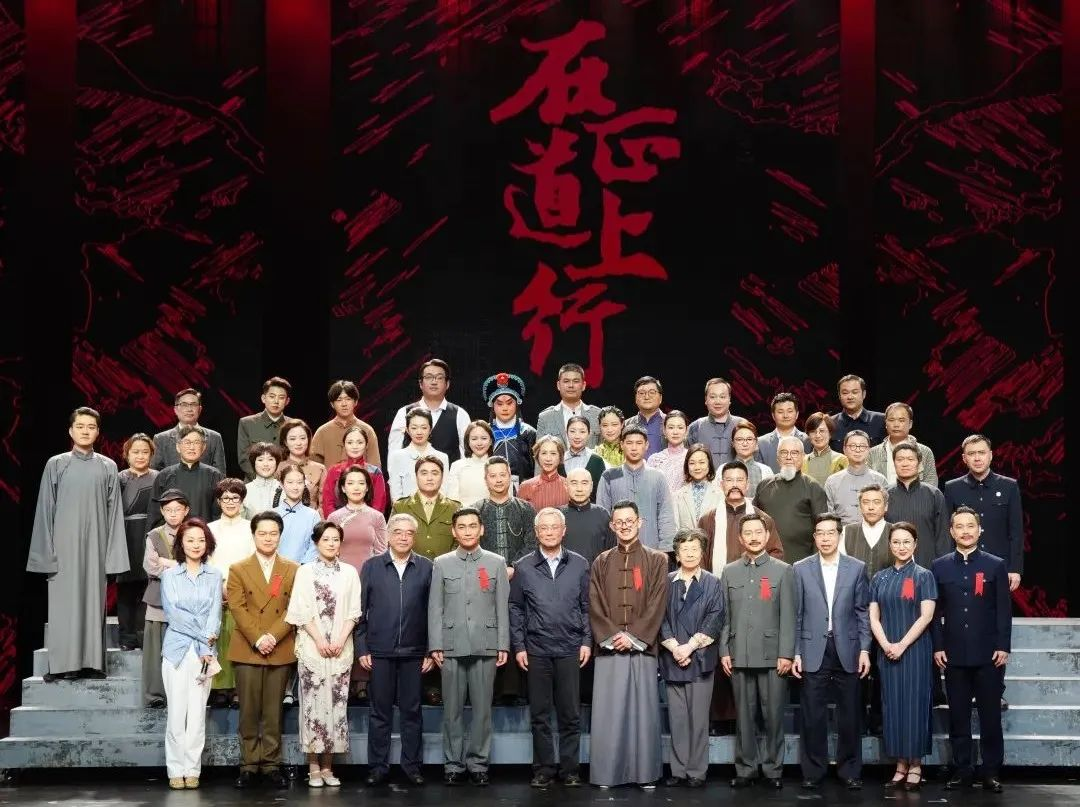 利亚德·蓝硕以科技赋能话剧《在正道上行》圆满上演